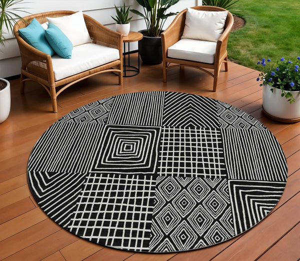 Homeroots 3' Beige And Ivory Geometric Washable Area Rug - Versatile Indoor Outdoor Design For Any Space 8' Round Polyester 596904