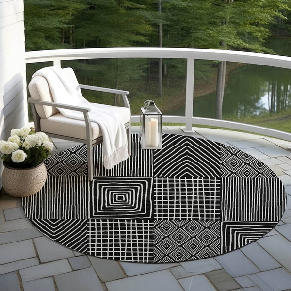 Homeroots 3' Beige And Ivory Geometric Washable Area Rug - Versatile Indoor Outdoor Design For Any Space 8' Round Polyester 596904