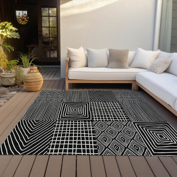 Homeroots 3' Beige And Ivory Geometric Washable Area Rug - Versatile Indoor Outdoor Design For Any Space 8' X 10' Polyester 596905