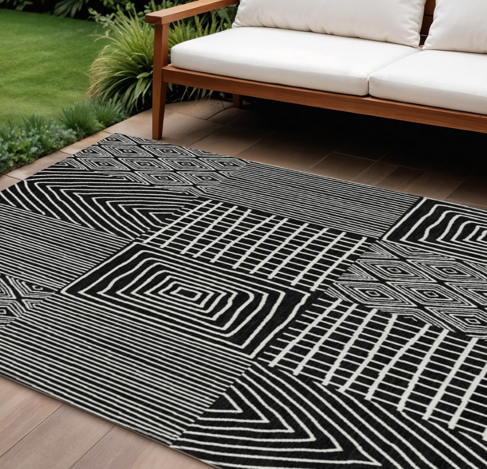HomeRoots 9' X 12' Black And Ivory Geometric Indoor Outdoor Rug - Washable, Durable, Versatile for Any Space! 596906