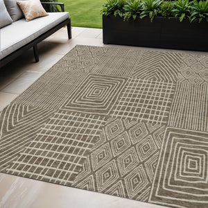 Homeroots 3' Beige And Ivory Geometric Washable Area Rug - Versatile Indoor Outdoor Design For Any Space 5' X 8' Polyester 596909