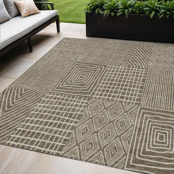 Homeroots 3' Beige And Ivory Geometric Washable Area Rug - Versatile Indoor Outdoor Design For Any Space 5' X 8' Polyester 596909