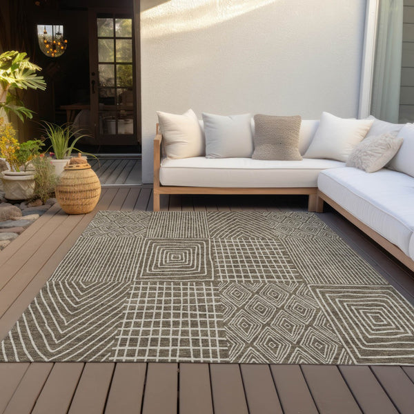 Homeroots 3' Beige And Ivory Geometric Washable Area Rug - Versatile Indoor Outdoor Design For Any Space 5' X 8' Polyester 596909