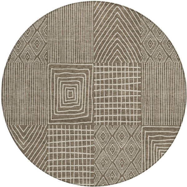 Homeroots 3' Beige And Ivory Geometric Washable Area Rug - Versatile Indoor Outdoor Design For Any Space 8' Round Polyester 596910