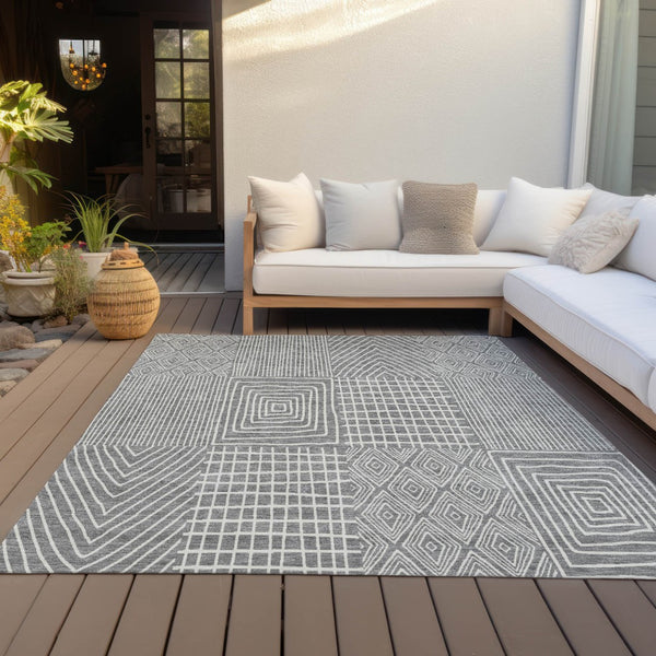 Homeroots 3' Beige And Ivory Geometric Washable Area Rug - Versatile Indoor Outdoor Design For Any Space 3' X 5' Polyester 596932