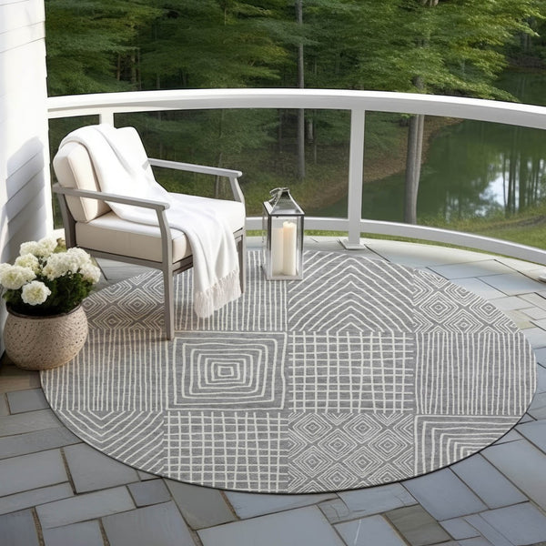 Homeroots 3' Beige And Ivory Geometric Washable Area Rug - Versatile Indoor Outdoor Design For Any Space 8' Round Polyester 596934