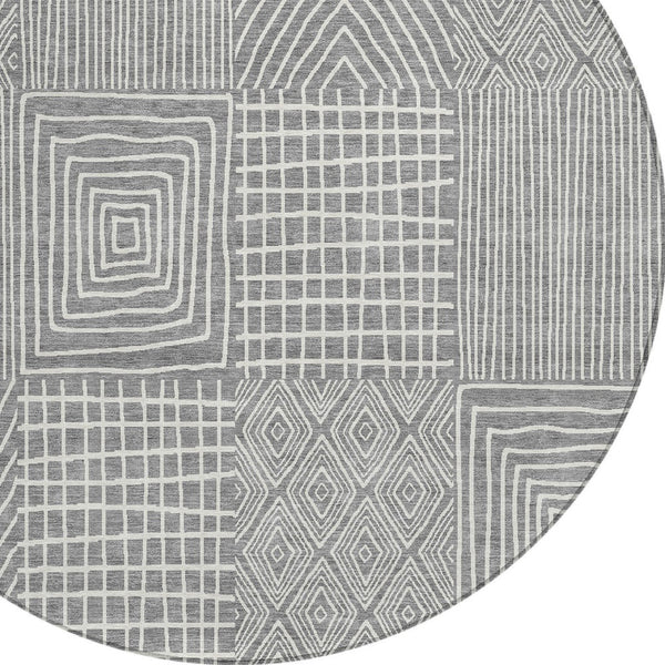 Homeroots 3' Beige And Ivory Geometric Washable Area Rug - Versatile Indoor Outdoor Design For Any Space 8' Round Polyester 596934