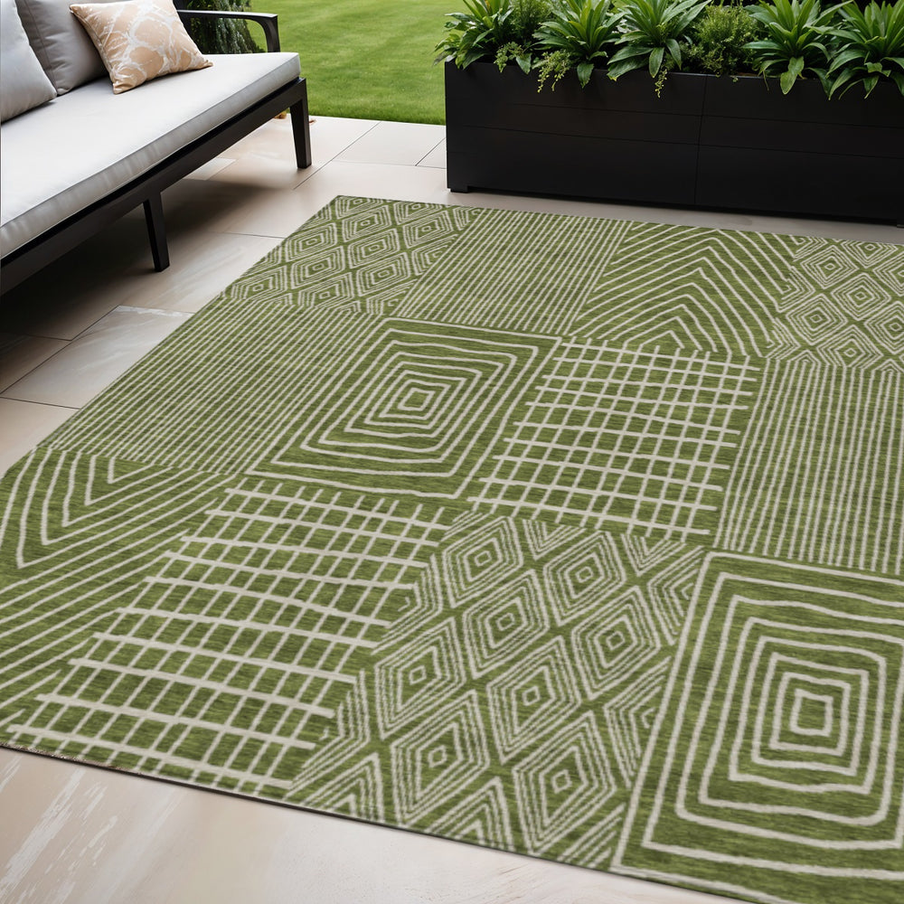 Homeroots 3' Beige And Ivory Geometric Washable Area Rug - Versatile Indoor Outdoor Design For Any Space 5' X 8' Polyester 596957