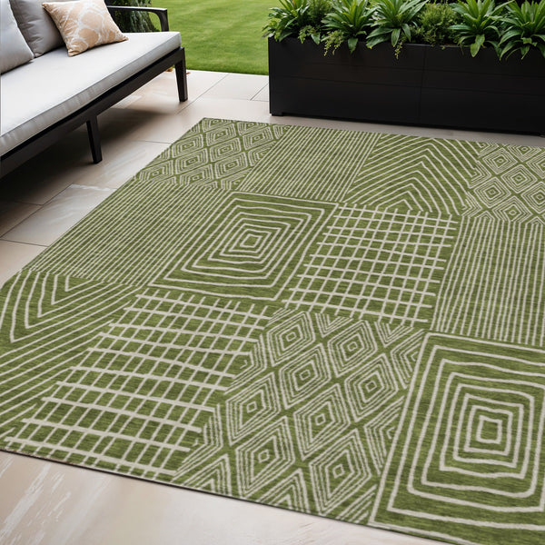 Homeroots 3' Beige And Ivory Geometric Washable Area Rug - Versatile Indoor Outdoor Design For Any Space 5' X 8' Polyester 596957