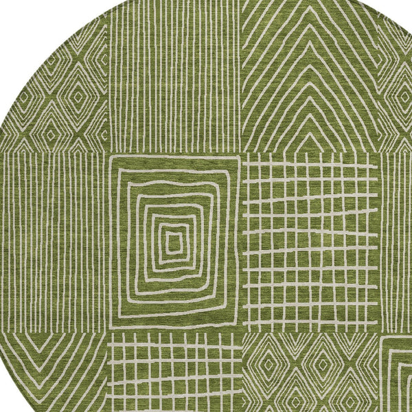 Homeroots 3' Beige And Ivory Geometric Washable Area Rug - Versatile Indoor Outdoor Design For Any Space 8' Round Polyester 596958