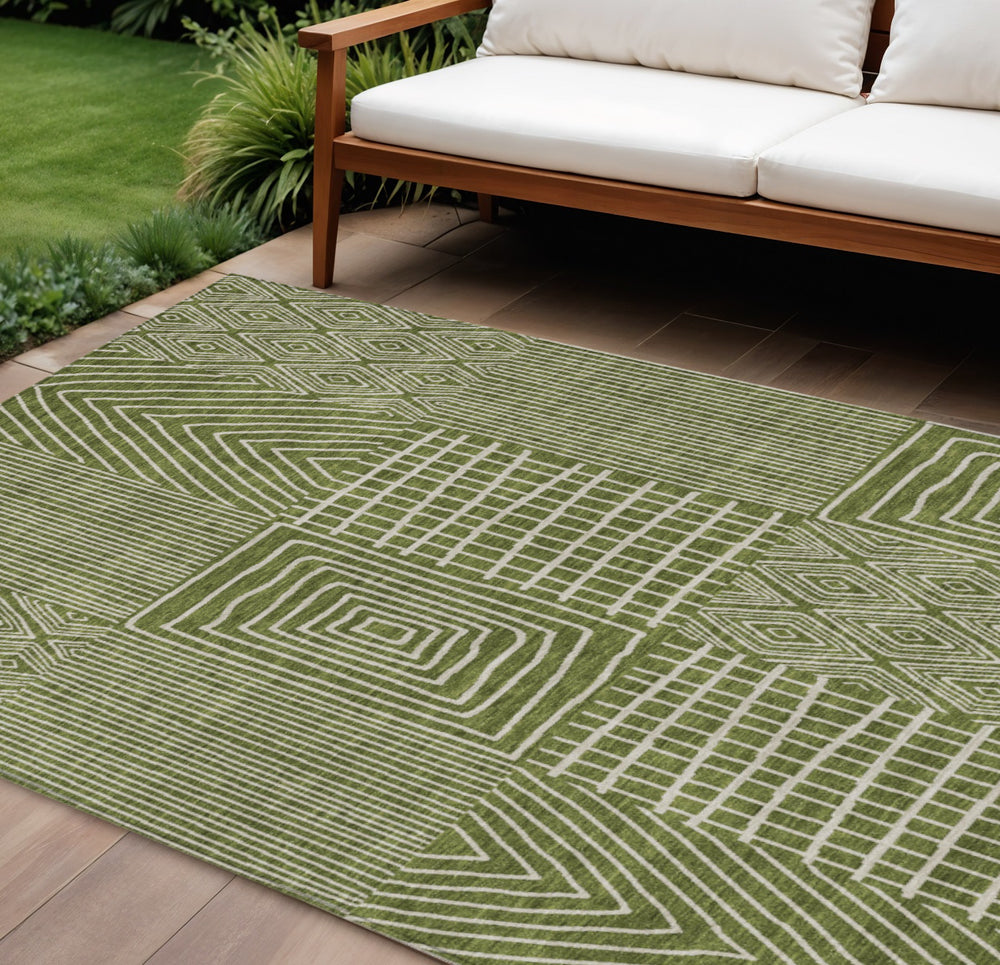 Homeroots 3' Beige And Ivory Geometric Washable Area Rug - Versatile Indoor Outdoor Design For Any Space 10' X 14' Polyester 596961
