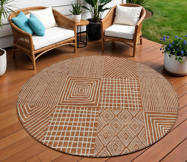 Homeroots 3' Beige And Ivory Geometric Washable Area Rug - Versatile Indoor Outdoor Design For Any Space 8' Round Polyester 596964