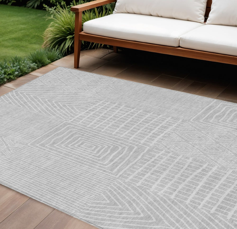 HomeRoots 5' Modern Silver and Ivory Geometric Area Rug – Versatile Washable for Indoor and Outdoor Spaces 5' X 8' 596969