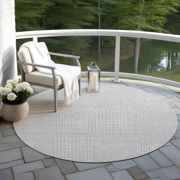 Homeroots 3' Beige And Ivory Geometric Washable Area Rug - Versatile Indoor Outdoor Design For Any Space 8' Round Polyester 596970