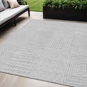 Homeroots 3' Beige And Ivory Geometric Washable Area Rug - Versatile Indoor Outdoor Design For Any Space 8' X 10' Polyester 596971