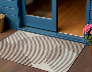 Homeroots 3' Beige And Ivory Geometric Washable Rug - Perfect For Indoor And Outdoor Spaces, Stylish & Durable 3' X 5' Polyester 597607