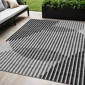 Homeroots 3' Beige And Ivory Geometric Washable Rug - Perfect For Indoor And Outdoor Spaces, Stylish & Durable 5' X 8' Polyester 597638