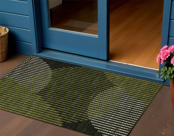 Homeroots 3' Beige And Ivory Geometric Washable Rug - Perfect For Indoor And Outdoor Spaces, Stylish & Durable 3' X 5' Polyester 597643