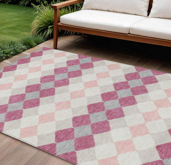 Homeroots 3' Stylish Artichoke Green Ivory Beige Geometric Indoor Outdoor Area Rug - Washable & Durable 8' X 10' Polyester 597923