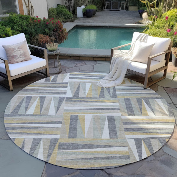 Homeroots 3' Stylish Geometric Beige Gray Ivory Washable Area Rug For Indoor And Outdoor Spaces, Durable Design 8' Round Polyester 598234