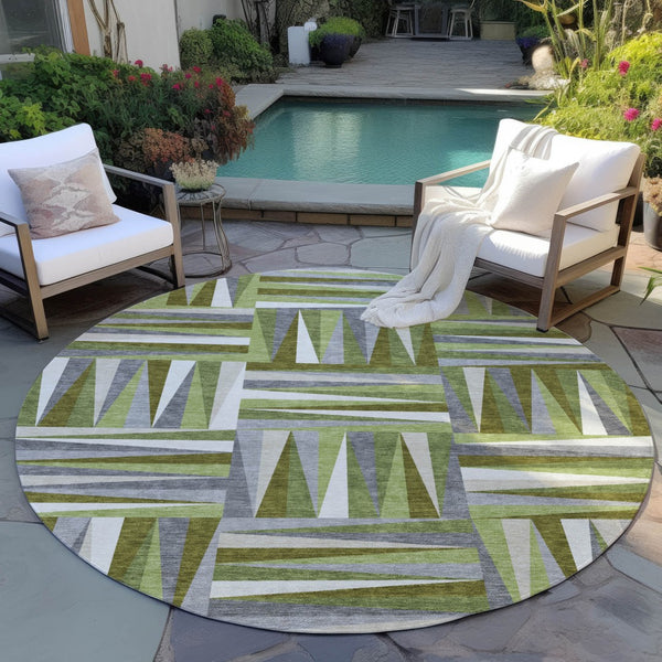 Homeroots 3' Stylish Geometric Beige Gray Ivory Washable Area Rug For Indoor And Outdoor Spaces, Durable Design 8' Round Polyester 598264