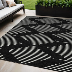 Homeroots 3' Beige And Ivory Geometric Washable Area Rug - Perfect For Indoor And Outdoor Spaces, Durable Design 5' X 8' Polyester 598533