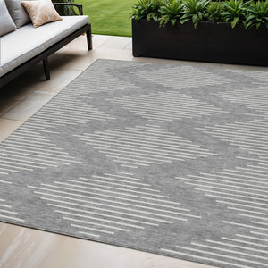 Homeroots 3' Beige And Ivory Geometric Washable Area Rug - Perfect For Indoor And Outdoor Spaces, Durable Design 5' X 8' Polyester 598575