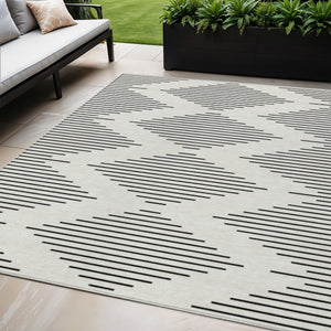 Homeroots 3' Beige And Ivory Geometric Washable Area Rug - Perfect For Indoor And Outdoor Spaces, Durable Design 5' X 8' Polyester 598581