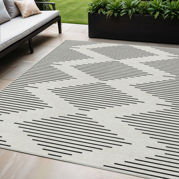 Homeroots 3' Beige And Ivory Geometric Washable Area Rug - Perfect For Indoor And Outdoor Spaces, Durable Design 5' X 8' Polyester 598581