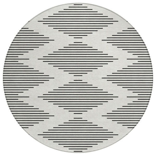 HomeRoots 5' Ivory and Black Geometric Area Rug - Washable, Stylish Indoor/Outdoor Design for Modern Spaces 8' Round 598582