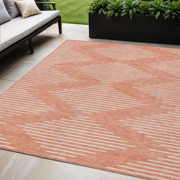 Homeroots 3' Beige And Ivory Geometric Washable Area Rug - Perfect For Indoor And Outdoor Spaces, Durable Design 5' X 8' Polyester 598617