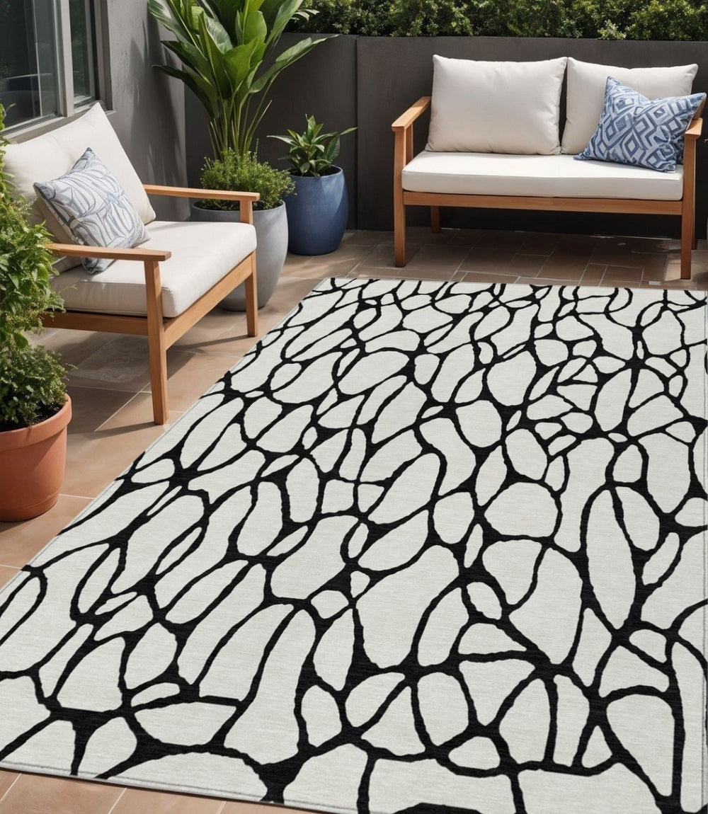 HomeRoots 5' Ivory and Black Geometric Area Rug - Stylish, Washable, Indoor Outdoor Design for Versatile Spaces 5' X 8' 599203