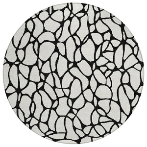 HomeRoots 5' Ivory and Black Geometric Area Rug - Stylish, Washable, Indoor Outdoor Design for Versatile Spaces 8' Round 599204