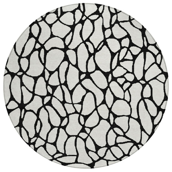 HomeRoots 5' Ivory and Black Geometric Area Rug - Stylish, Washable, Indoor Outdoor Design for Versatile Spaces 8' Round 599204