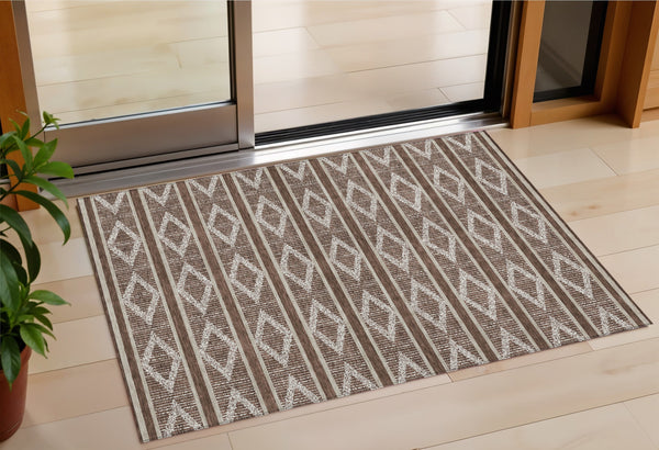 Homeroots 3' Black And Beige Geometric Indoor Outdoor Area Rug - Stylish, Durable, Washable For Any Space 3' X 5' Polyester 599610