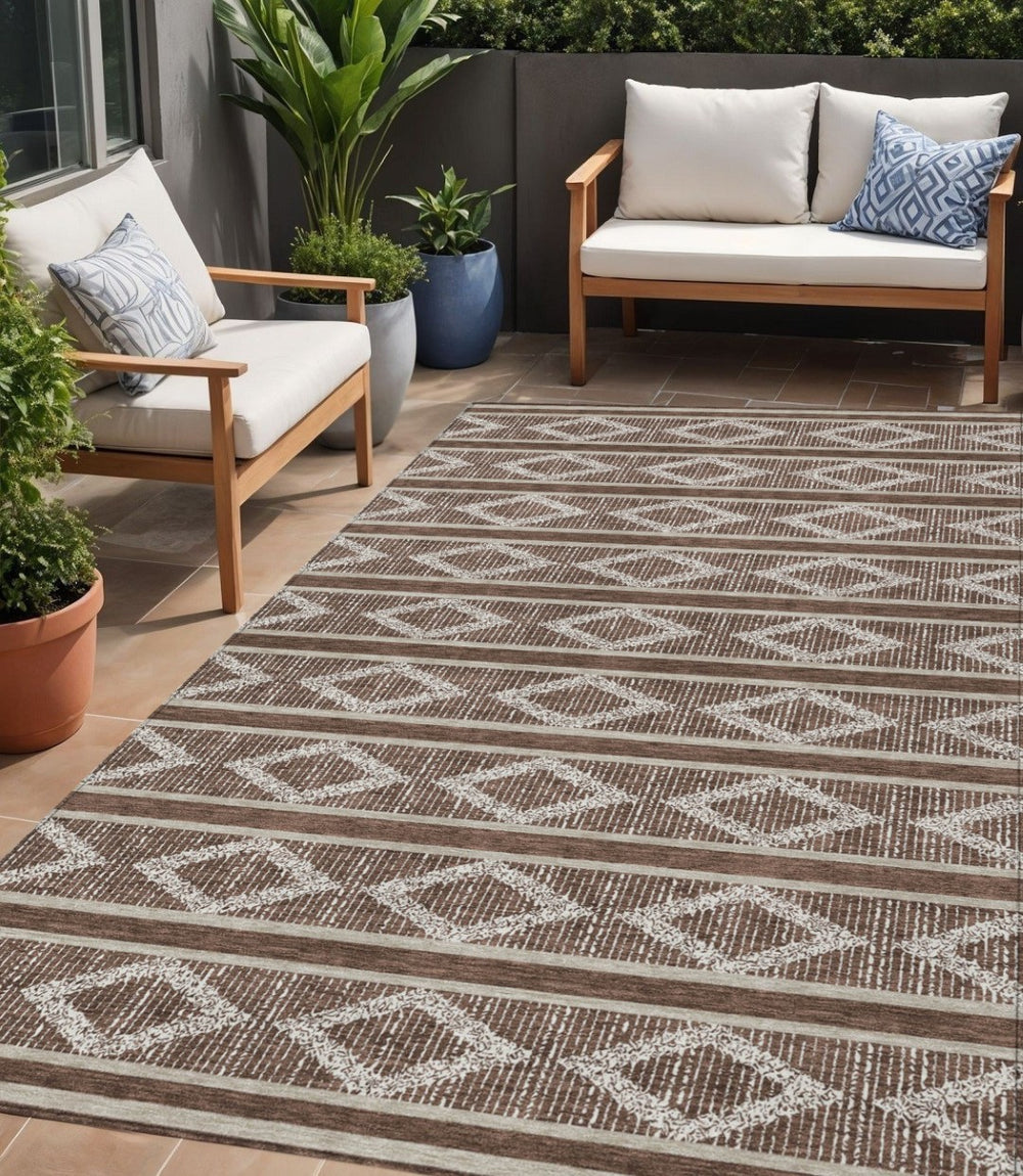 HomeRoots 5' Geometric Brown and Beige Washable Area Rug – Stylish Indoor Outdoor Decor for Any Space 5' X 8' 599611