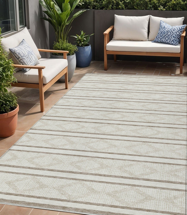 Homeroots 3' Black And Beige Geometric Indoor Outdoor Area Rug - Stylish, Durable, Washable For Any Space 5' X 8' Polyester 599635