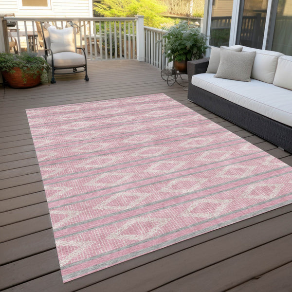 Homeroots 3' Black And Beige Geometric Indoor Outdoor Area Rug - Stylish, Durable, Washable For Any Space 5' X 8' Polyester 599647