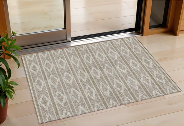 Homeroots 3' Black And Beige Geometric Indoor Outdoor Area Rug - Stylish, Durable, Washable For Any Space 3' X 5' Polyester 599676