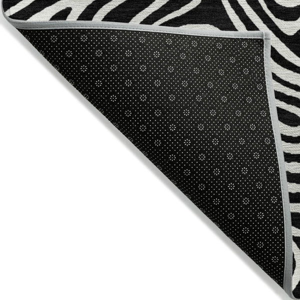 HomeRoots 5' Black and Ivory Abstract Area Rug – Stylish, Washable, Stain-Resistant for Indoor and Outdoor Use 5' X 8' 599689