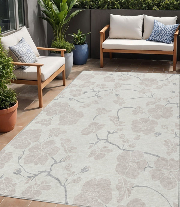 Homeroots 3' Stylish Floral Artichoke Green And Ivory Washable Area Rug For Indoor And Outdoor Spaces 5' X 8' Polyester 599893