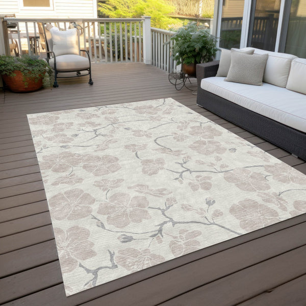 Homeroots 3' Stylish Floral Artichoke Green And Ivory Washable Area Rug For Indoor And Outdoor Spaces 10' X 14' Polyester 599897