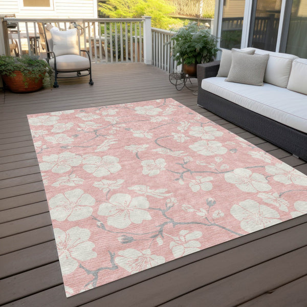 Homeroots 3' Stylish Floral Artichoke Green And Ivory Washable Area Rug For Indoor And Outdoor Spaces 5' X 8' Polyester 599905