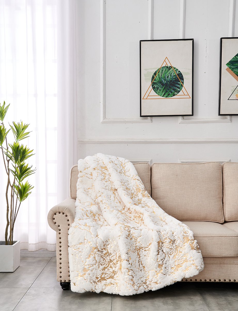 English Elm Luxury Chinchilla Faux Fur Throw Blanket – Gilded White Elegance (60" X 80") For Cozy Comfort B030P233959