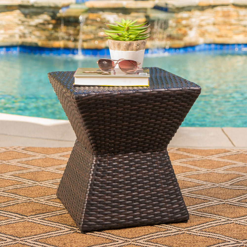 English Elm Christopher Knight Home® - Outdoor Wicker End Table Calhoun 18"H Brown Polyethylene Wicker Weather-Resistant Poolside Table 61430.00MBRN