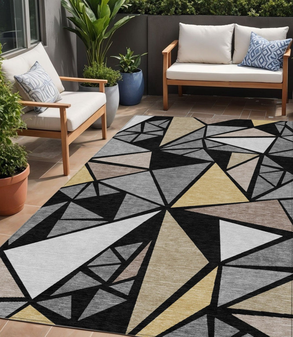 HomeRoots 5' Bold Geometric Washable Area Rug in Black, Beige, and Gray for Indoor and Outdoor Elegance 5' X 8' 600349