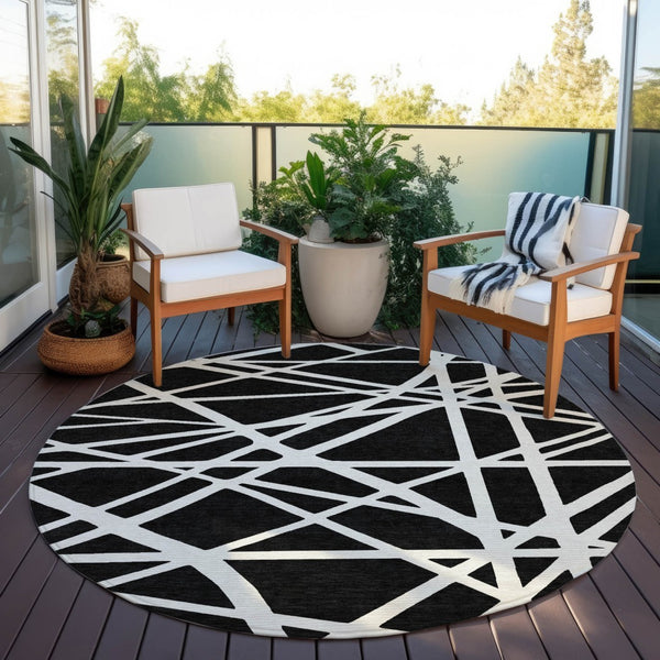 Homeroots 3' Stylish Beige And Ivory Geometric Washable Area Rug For Indoor And Outdoor Spaces - Durable Design 8' Round Polyester 600422