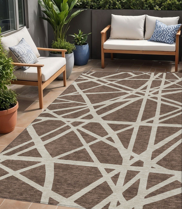 Homeroots 3' Stylish Beige And Ivory Geometric Washable Area Rug For Indoor And Outdoor Spaces - Durable Design 5' X 8' Polyester 600427