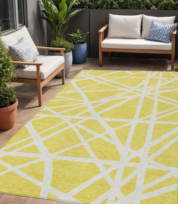 Homeroots 3' Stylish Beige And Ivory Geometric Washable Area Rug For Indoor And Outdoor Spaces - Durable Design 5' X 8' Polyester 600499