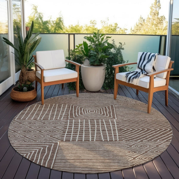 Homeroots 3' Beige And Ivory Geometric Washable Area Rug – Durable Indoor Outdoor Comfort For Any Space 8' Round Polyester 600728